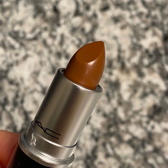 MAC Matte Lipstick in the color Derrière #653 Brand NEW - Picture 1 of 7